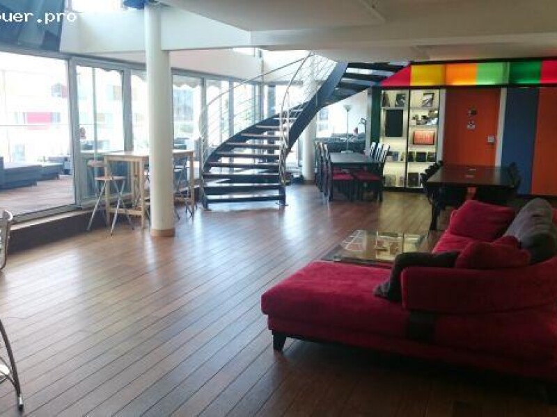 Centre d'affaires spacieux, lumineux et chaleureux proposant :