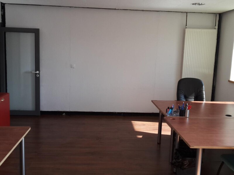 Sousloue bureaux fermés 25m2 tout compris 500€/mois