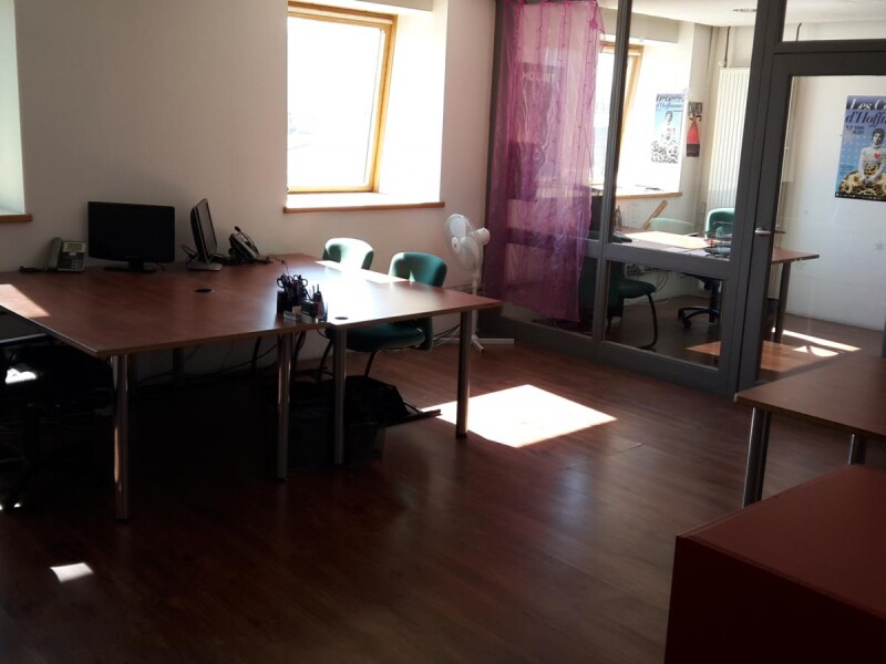 Sousloue bureaux fermés 25m2 tout compris 500€/mois